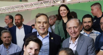 Estado e prefeitura entregam 700 escrituras a famílias de Goiânia